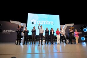RECONOCE FELIFER MACÍAS EL TALENTO Y LIDERAZGO DE JÓVENES DE LA UAQ