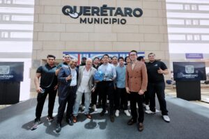 REALIZA FELIFER MACÍAS ENCUENTRO CON EL EQUIPO PROFESIONAL DE FÚTBOL AMERICANO GALLOS NEGROS