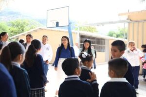 LA PRESIDENTA MUNICIPAL ANA KAREN JIMÉNEZ INICIÓ LA SEMANA CON LOS HONORES A NUESTRA BANDERA Y LLEVANDO EL PROGRAMA “POR TU ESCUELA”.