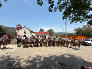 ENCABEZA RUBÉN HERNÁNDEZ TRADICIONAL CABALGATA EN LAS FIESTAS DE ZOYALPILCA