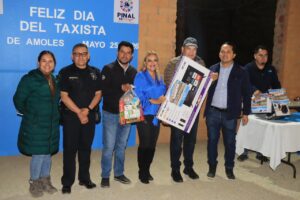 RECONOCE LUPITA RAMÍREZ LA LABOR DE LOS TAXISTAS DE PINAL DE AMOLES.