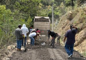 GOBIERNO DE PINAL DE AMOLES Y CIUDADANÍA MEJORAN EL CAMINO ESCANELILLA – LA TROJA.