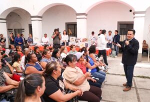 CELEBRA LUIS NAVA CON MAMÁS COMERCIANTES DE SAN JUAN DEL RÍO