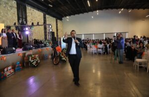 RECONOCE GASPAR TRUEBA AL MAGISTERIO COLONENSE