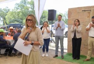 ENCABEZA OFICIAL MAYOR DEVELACIÓN DE PLACA PARA LA CONSTRUCCIÓN DE OFICINAS DEL STSPE EN CADEREYTA DE MONTES