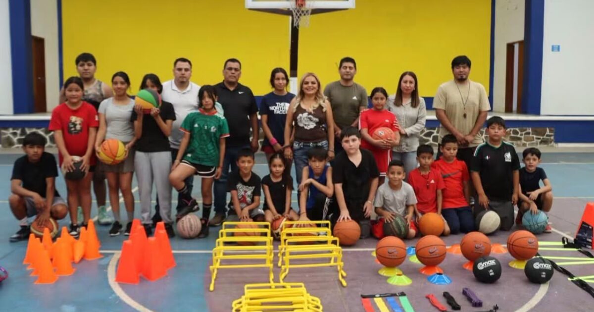 IMPULSAN LA ACADEMIA DE BÁSQUETBOL DE AHUACATLÁN DE GUADALUPE CON NUEVO MATERIAL DEPORTIVO.