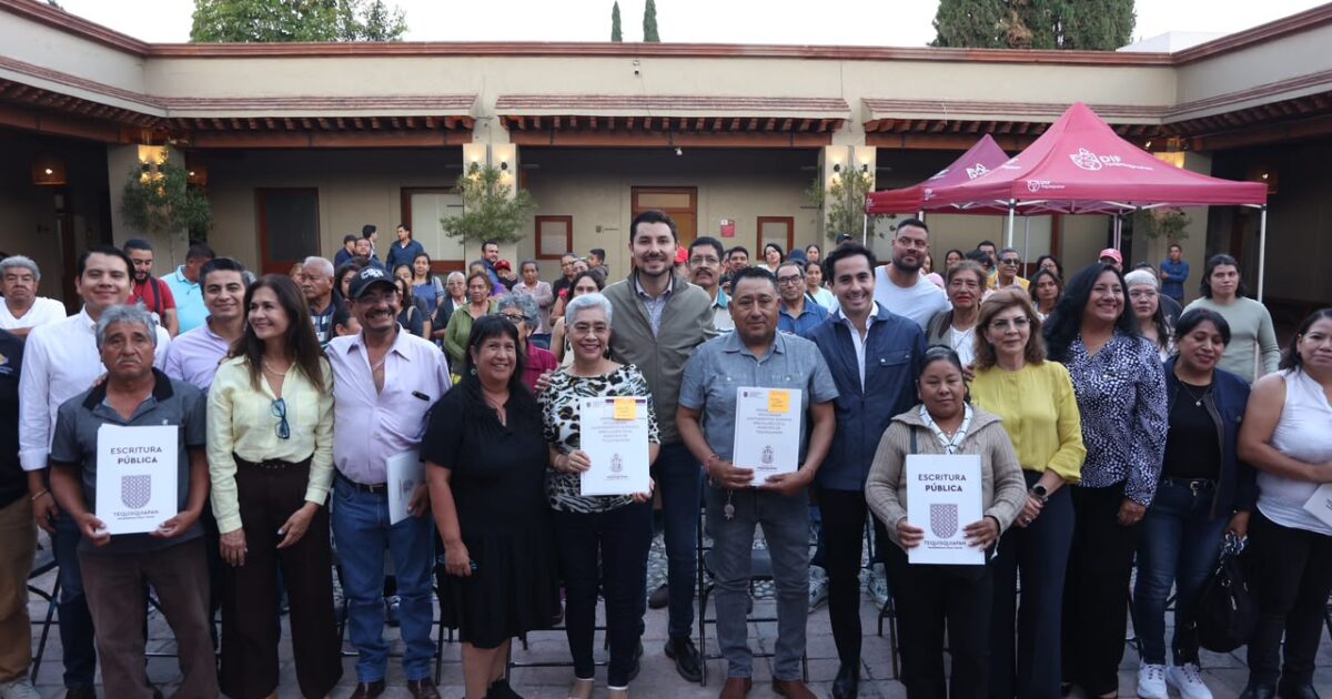 VECINOS DE 4 ASENTAMIENTOS DE TEQUISQUIAPAN LOGRAN CERTEZA JURÍDICA PARA SUS HOGARES CON LA ENTREGA DE ESCRITURAS PÚBLICAS.